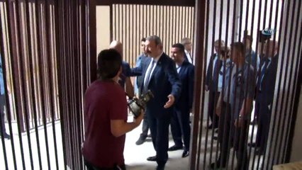 Gazetecileri Önce Nezarete Attı Sonra Kendi Girip Selfie Çekti