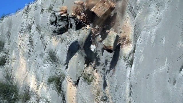 Cet alpiniste évite la mort sous la chute d'une paroi rocheuse !