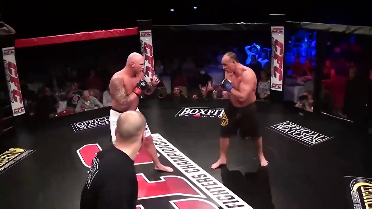 Un boxeur professionnel explose son adversaire en testant la MMA