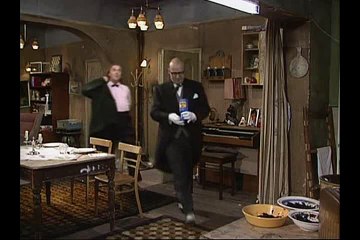 Bottom S02E01 - Digger