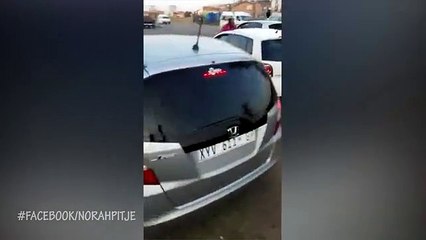 E kap burrin me dashnoren në makinë, reagimi i kësaj gruaje s’është parë as në filma