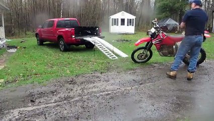 Como não carregar uma mota numa carrinha de caixa aberta... que herói!