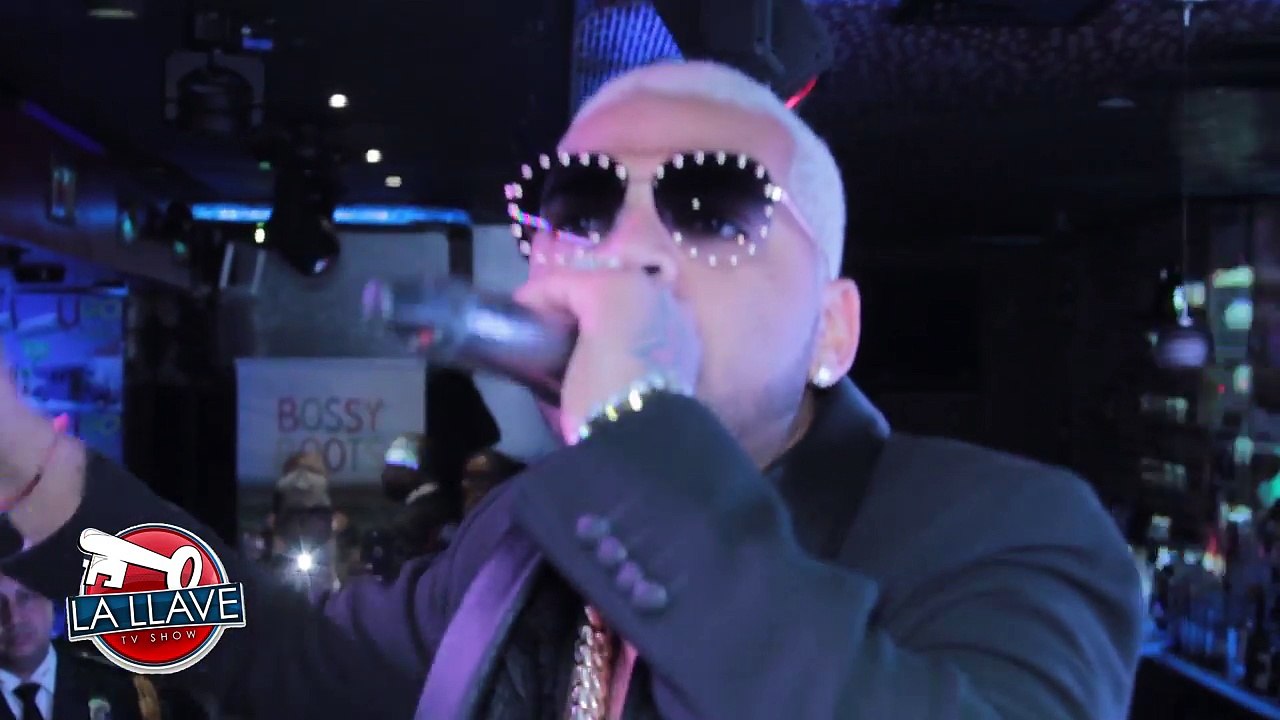 Cantante urbano El mayor clasico recibe premio en NY y se lo da a otro artista urbano