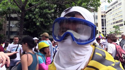 Bombas de excremento contra policías en Venezuela