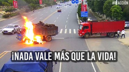 Impactante: motorizado choca contra un camión e inmediatamente queda cubierto en llamas