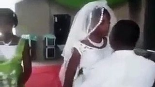 La mariée refuse d'embrasser le marié en pleine cérémonie...