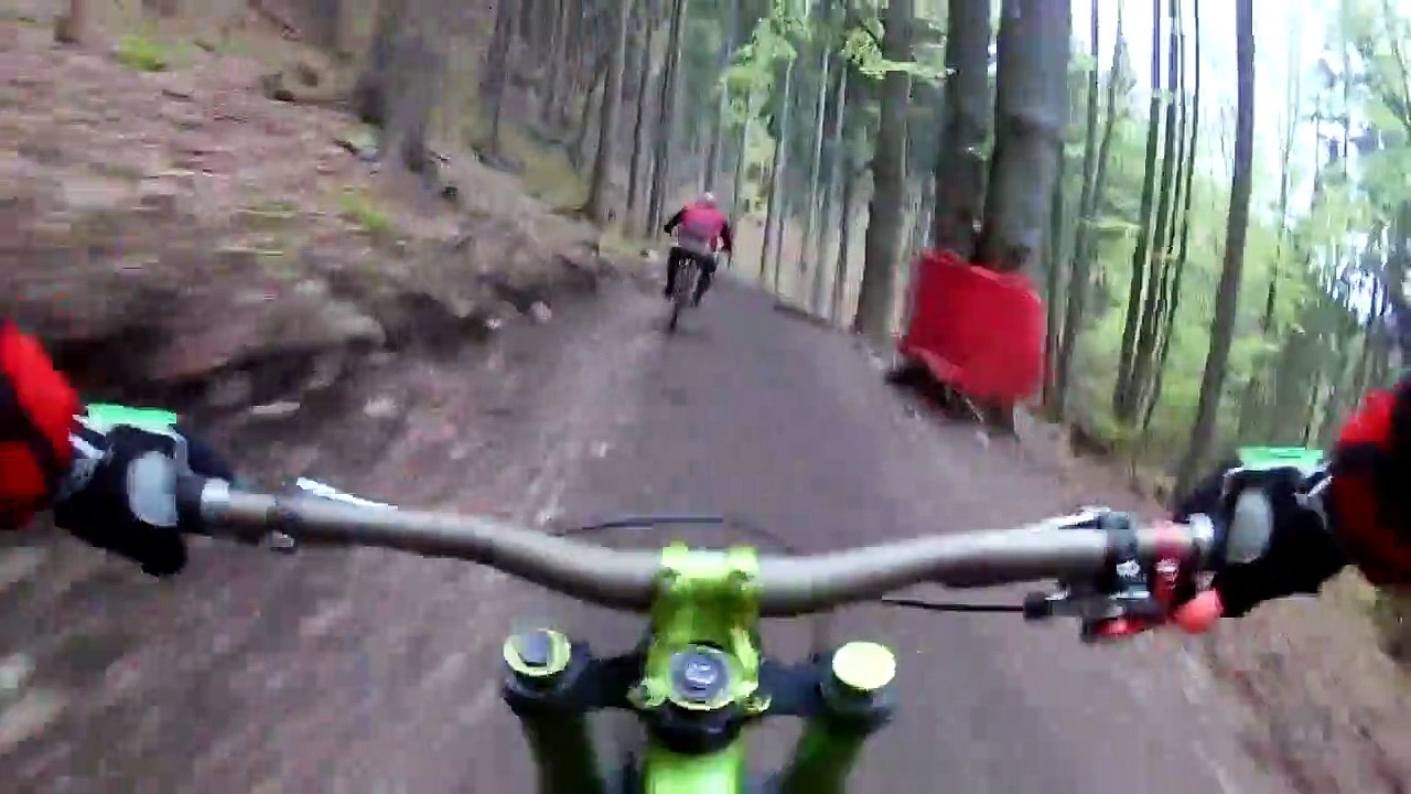 Ce cycliste en VTT se fait chasser par un ours !
