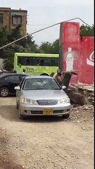 دولت کے نشے میں چور اس جاہل شخص کی حرکتیں دیکھیں