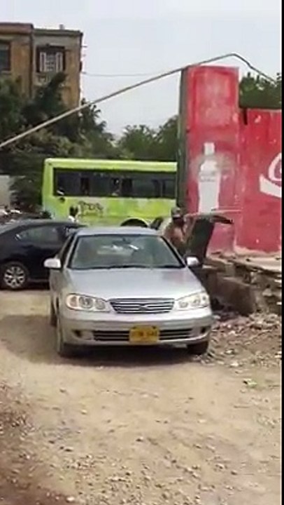 دولت کے نشے میں چور اس جاہل شخص کی حرکتیں دیکھیں