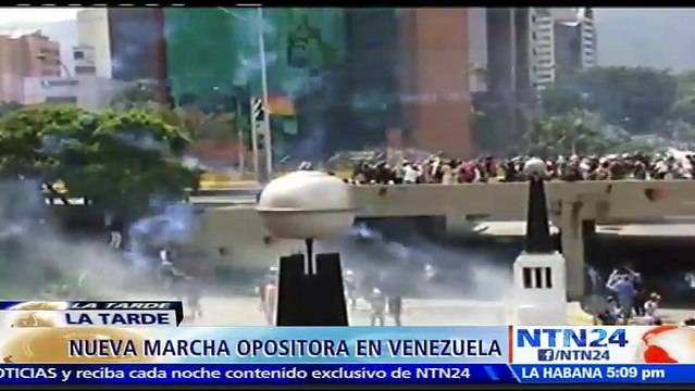 Fuerza pública reprime con gases lacrimógenos la movilización opositora que intenta llegar a la sede del Poder Judicial