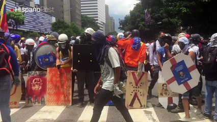 Con escudos medievales los jóvenes combaten la dictadura de Maduro