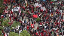 Manifestantes contra e a favor de Lula protestam em Curitiba