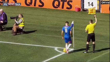 شاهد.. حكم مباراة 'يطرد' مساعده