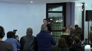Candidates shake hands as Fillon wins French ri ing primary