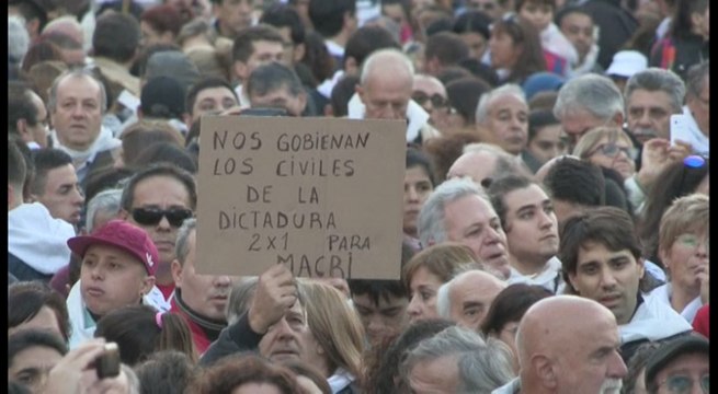 Argentinos marchan contra ley que beneficia a represores de dictadura