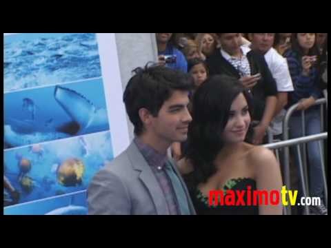 Demi Lovato, Jonas Brothers, Pierce Brosnan Oceans Premiere