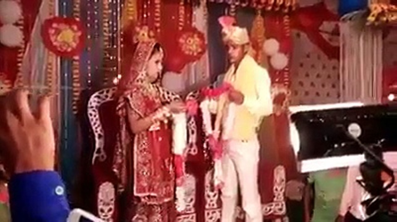शादी में जो हुआ उसे देख रह जायेंगे दंग .≡First Time Ever !! Best Varmala Ever__ Wedding Video - Funiest Wedding Video