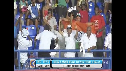 Virat Kholi runs on field to hug Dhoni