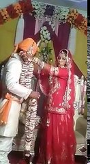 दुल्हे को आया गुस्सा...हसी नहि रोक पावोगे