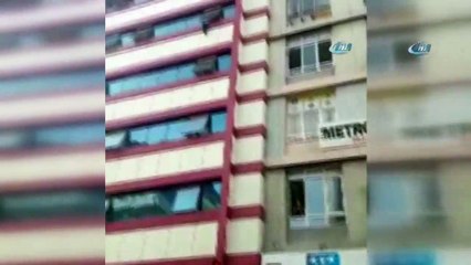 Küçük Çocuk Pencerede Asılı Kaldı..Vatandaş Aşağıdan Halı Açtı
