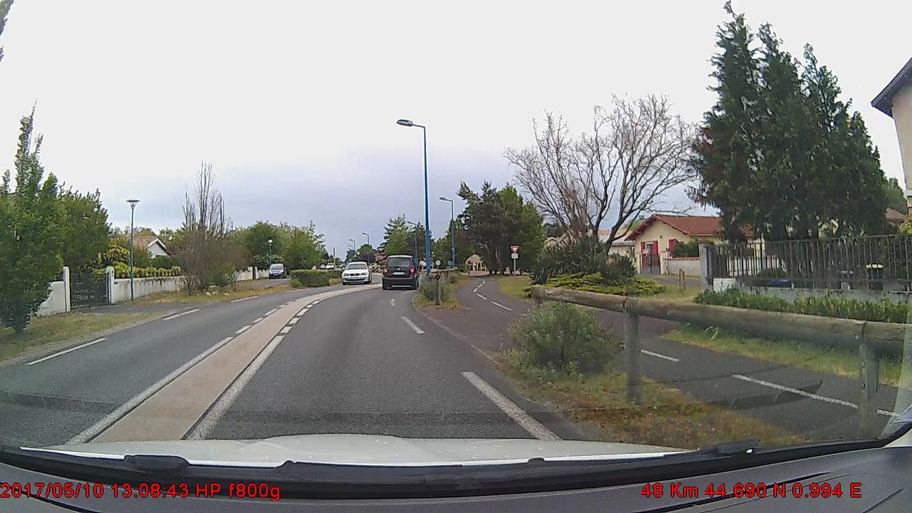 voiture arrive en face à  audenge