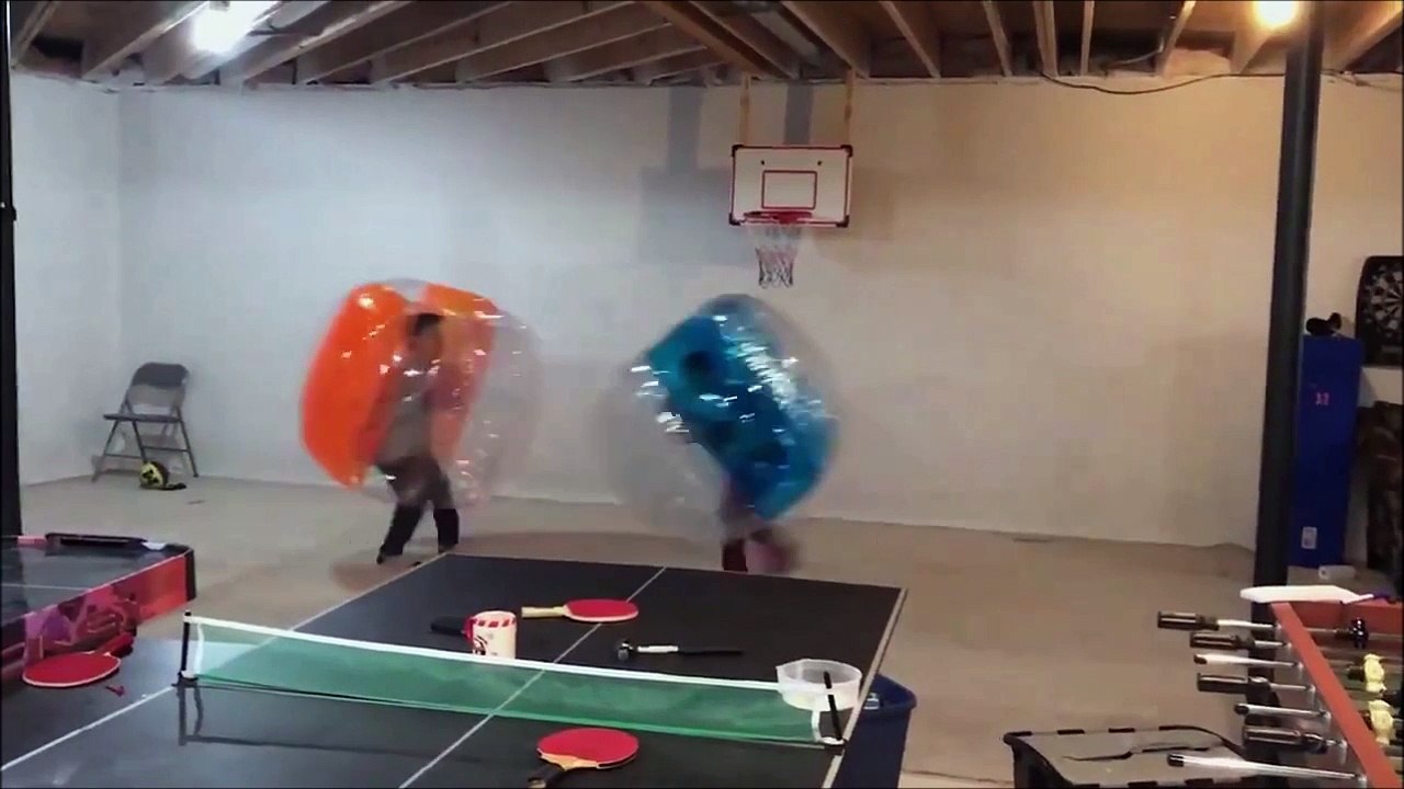 Ce gamin est un futur rugbyman... Choc violent!