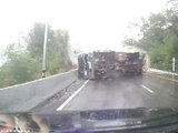 Un camion se renverse et fauche un motard. Accident terrible