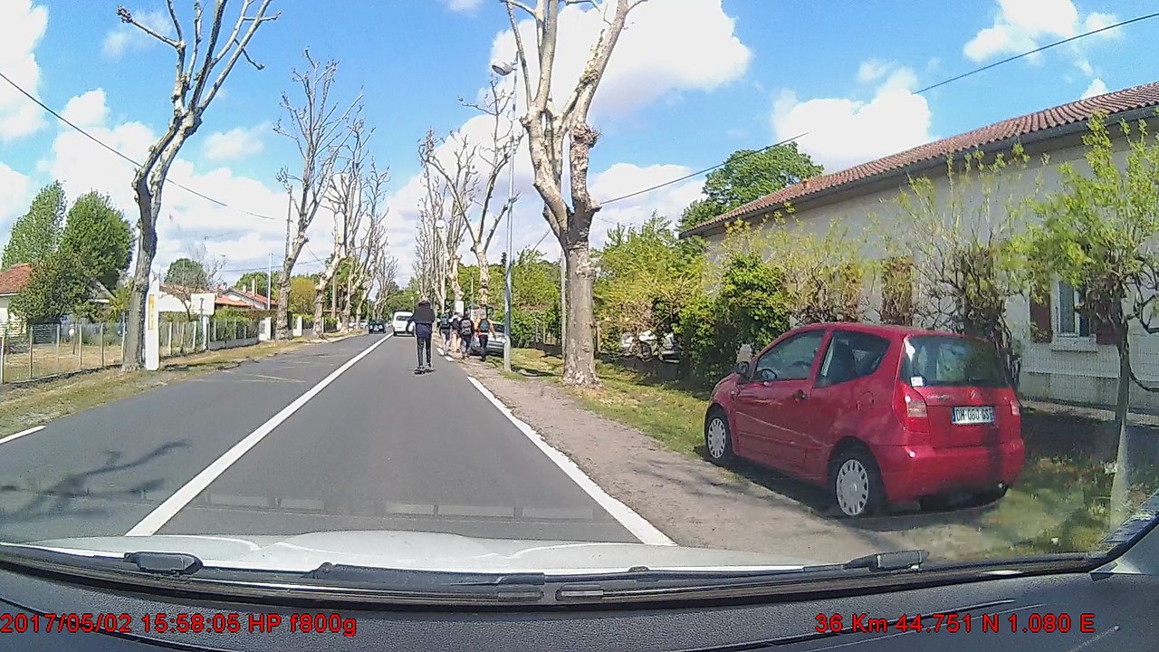 jeune sur la route en skate