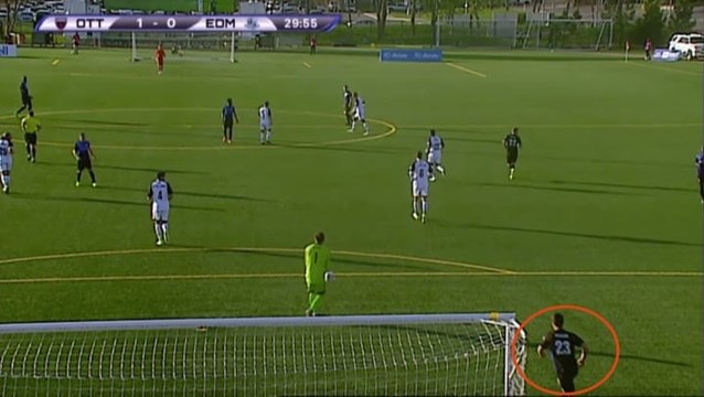 Jacob Keegan se fait oublier par le gardien et lui chipe le ballon !