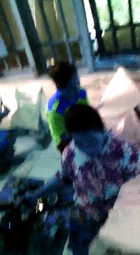 Proses pembuatan bati tulis asli dengan canting secara kelompok di Batikdlidir