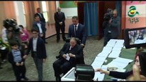 بوتفليقة لم يتمكن من رفه يده لوضع الورقة داخل الصندوق  - Bouteflika ne peut pas lever sa main