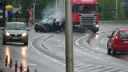 Un homme à moitié éjecté de sa voiture en percutant un semi-remorque