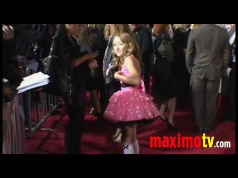 NOAH CYRUS Dances on The Red Carpet