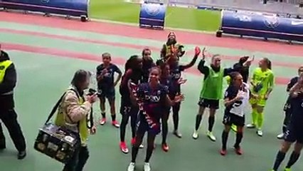 Communion entre les joueuses et les Ultras Parisien après la victoire contre Albi