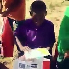 Afrikalı çocukların kitap ve oyuncakları görünce sevinci