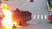 Motociclista em chamas depois de colidir com camião