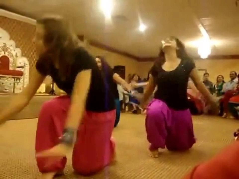 18 Year Old Girls In Lahore University Performing Dance On Farewell Party of 2017_Romantic dance_Beautiful dance