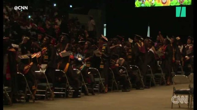 Betsy DeVos, la ministre de l'éducation de Trump, se fait huer lors d'un discours par des étudiants