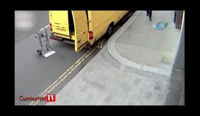 Elindeki telefonu bir anda  kaptırdı