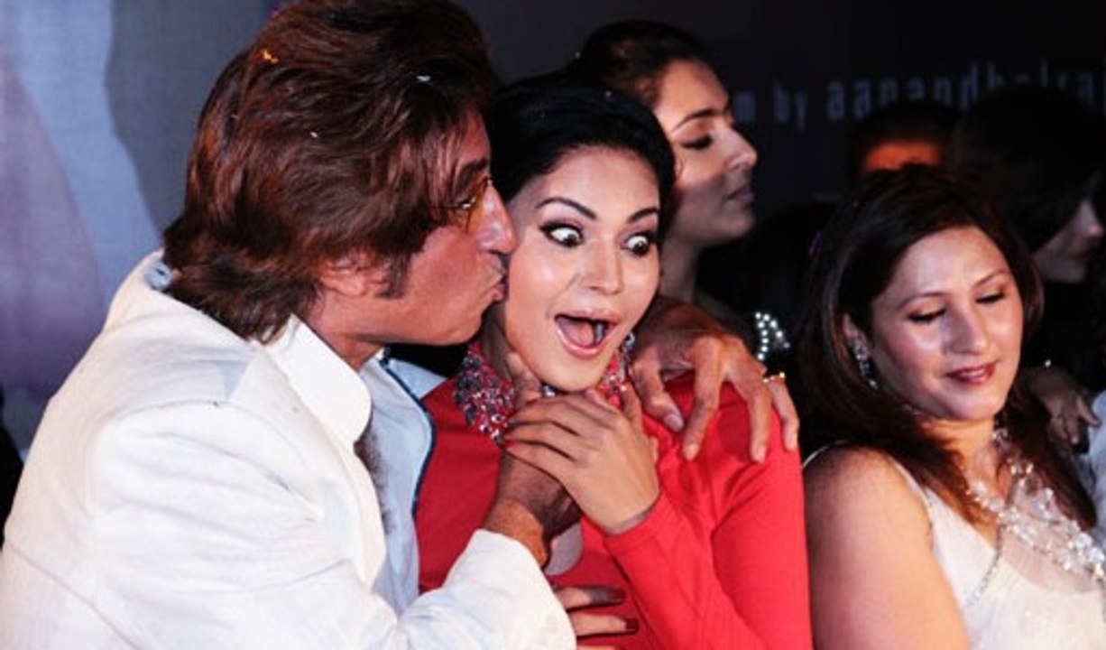 OMG ! Shakti Kapoor CAUGHT KI$SING Pakistani Actress Veena Malik :)