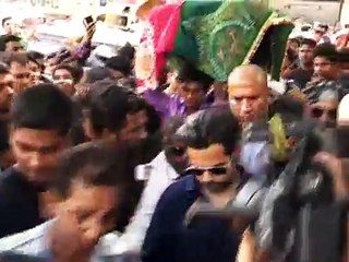 Imran Hasmi molostrate in fans while visit to Hazi ali