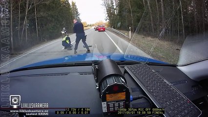 Video herunterladen: Regardez ce policier estonien jeter une herse pour stopper un chauffard !