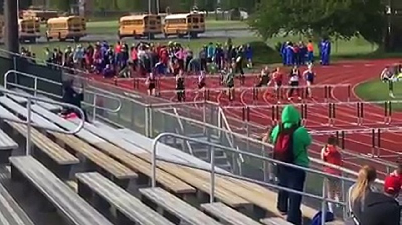 L'improbable chute d'une coureuse sur 100m haies