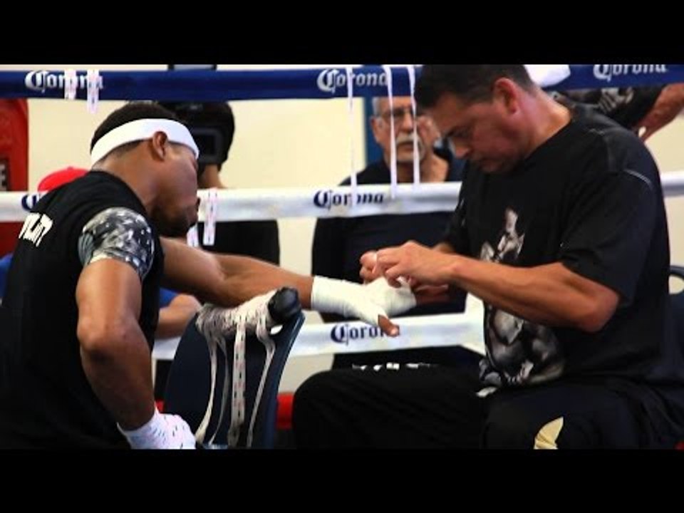 CUTMAN MIKE RODRIGUEZ EXPLAINS WHY ARTURO GATTI & BANDIDO VARGAS HAVE HIGH CUT RATE - EsNews Boxing