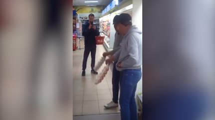 Complètement saoul, cet homme se bat... contre lui-même !