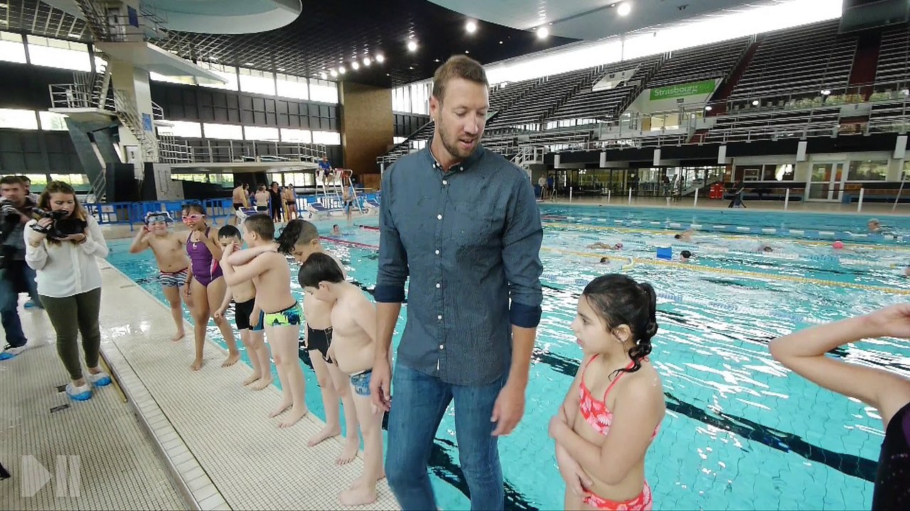 Alain Bernard donne un cours de natation aux CE1 de Bischeim