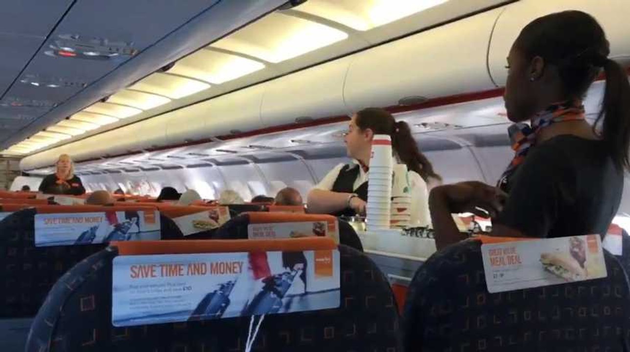 Pourquoi les hôtesses font-elles ces signes étranges ? Voici la réponse