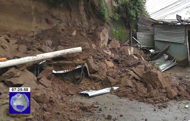 Quito- deslizamiento destruyó carros parqueados