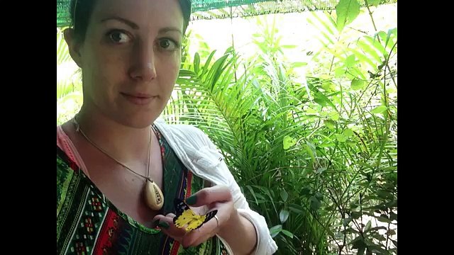 Son copain lui a offert ce collier il y a un an, aujourd'hui elle découvre enfin ce qui est caché à l'intérieur!