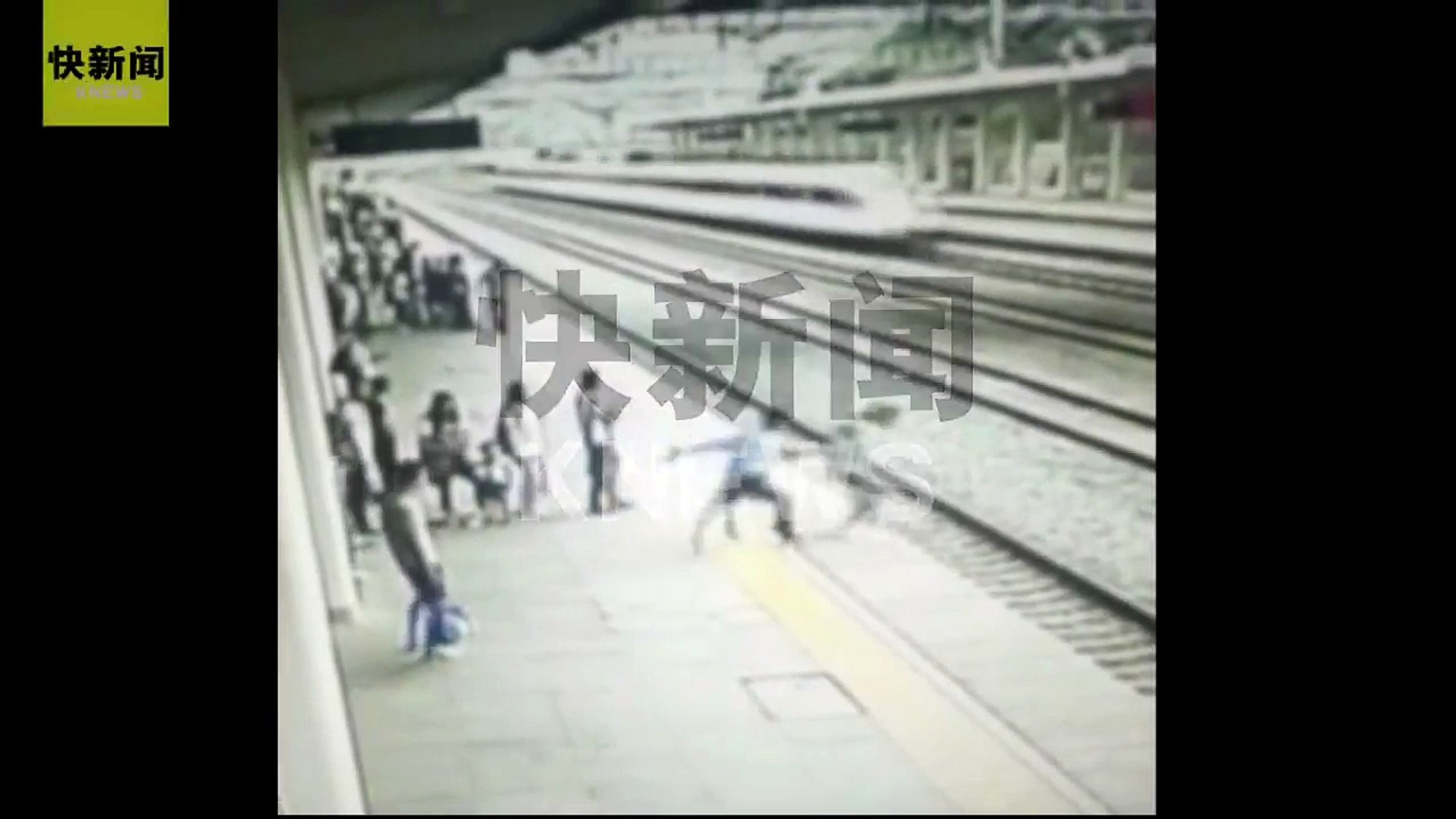⁣动车进站瞬间女子跳轨 客运员拽回